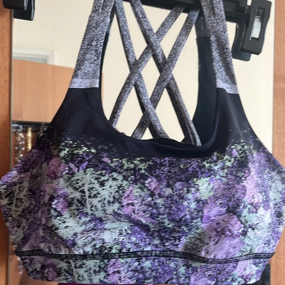 Excersice top w criss cross on the back very trendy sz S  excellent condition - Picture 2 of 3